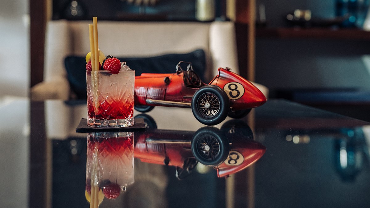 Cocktail-Bramble-racing-car-Columbus-Monte-Carlo-lobby