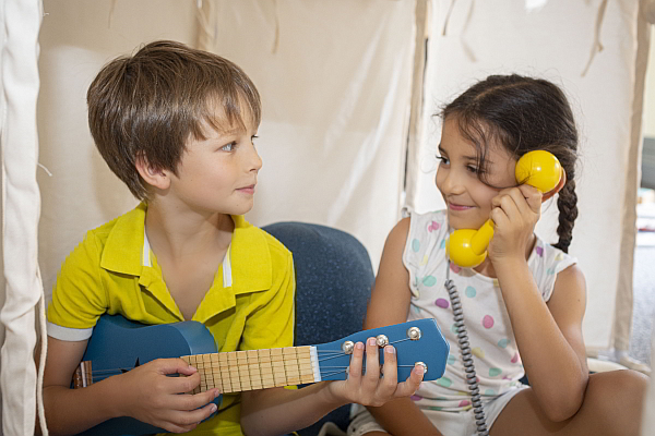 Columbus-Monte-Carlo-Kids-Club-Les-Petits-Valeria-Maselli-guitar-and-phone